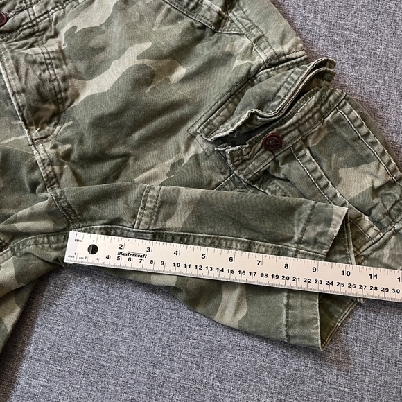Abercrombie Fitch Camo Cargo Pockets Heavyweight Shorts - Men's Size 32 - Green - Picture 9 of 11